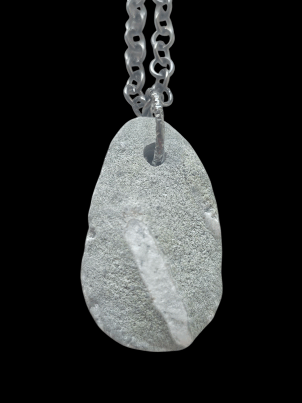 021. Green basalt with quartz - 31 grams - Image 2